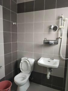 怡保Fong's Ipoh SImpang Pulai Homestay的一间带卫生间和水槽的浴室