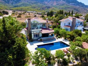 凯里尼亚4 Bedroom Deluxe Villa with Mountain and Sea View的享有带游泳池的别墅的空中景致