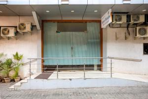 孟买Apex Hotel的蓝色门进入大楼的入口