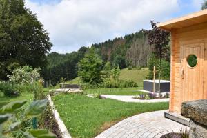温特贝格Asten-Chalets的一座带石头路径和建筑的花园