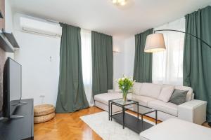 杜布罗夫尼克Villa MarLea的客厅配有白色沙发和电视
