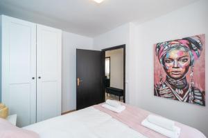 杜布罗夫尼克Villa MarLea的一间卧室配有一张壁画床