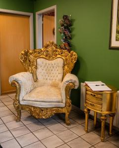 岑讷Abild Kro & Hotel的一张带桌子的房间里金色椅子