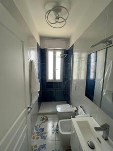 托里德欧索Torre dell’Orso Home的一间带水槽、卫生间和镜子的浴室