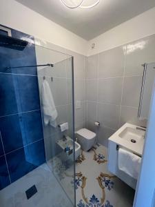 托里德欧索Torre dell’Orso Home的带淋浴、卫生间和盥洗盆的浴室