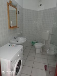 RabilOcean House sol y mar #1的一间带洗衣机和卫生间的浴室