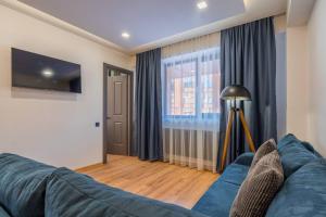 古多里Spacious 2-bed. Perfect for family & friends的客厅设有蓝色的沙发和窗户。