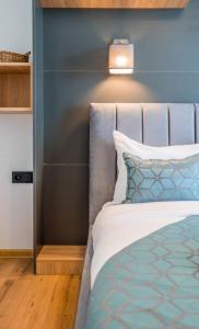 古多里Spacious 2-bed. Perfect for family & friends的一间卧室配有一张蓝色墙壁的床