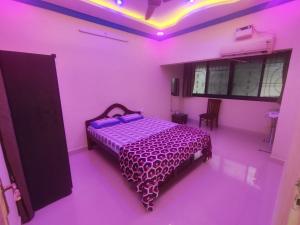 帕纳吉Serene Homestay的粉红色客房内的一间卧室,配有一张床