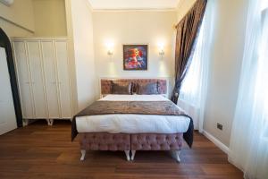 伊斯坦布尔Solomon's Mansion Hotel Istanbul的一间卧室,卧室内配有一张大床