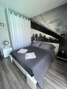索恩河畔克雷什Chambres d'Hôtes chez Estelle的一间卧室配有一张带桥面床,位于后面