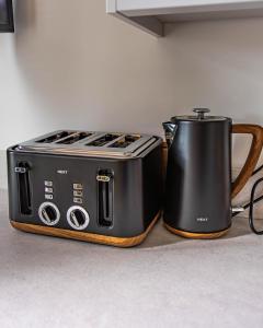 New FerryLough Beg Glamping的黑烤面包机和柜台上的茶壶