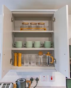 New FerryLough Beg Glamping的配有餐具和厨具的厨房柜