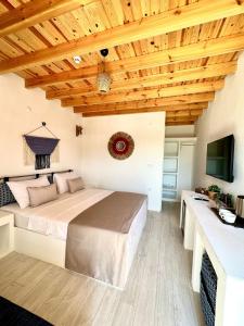 EmecikGreen Garden Datça的一间卧室设有一张床和木制天花板