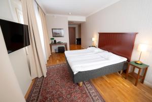 基律纳瑞典精英酒店的一间卧室配有一张床和一台平面电视