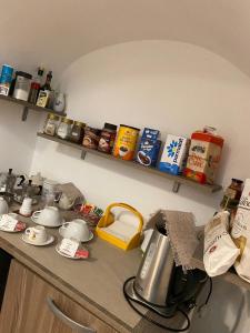 杰拉切La Casetta的厨房柜台配有茶壶