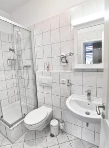 巴德塞尔佐根Ferienwohnung La Finesse的白色的浴室设有卫生间和水槽。