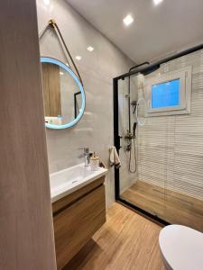 VergiaBeachfront Villa Athina的一间带水槽和淋浴的浴室