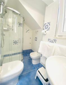 阿纳卡普里Casa Leo的浴室配有卫生间水槽和淋浴。