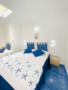 阿纳卡普里Casa Leo的一间卧室配有一张带蓝色枕头的大床