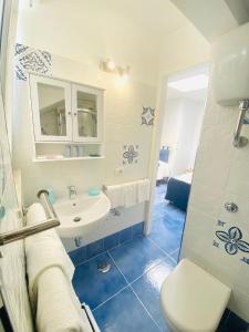 阿纳卡普里Casa Leo的浴室配有白色水槽和卫生间。