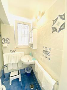 阿纳卡普里Casa Leo的白色的浴室设有水槽和卫生间。