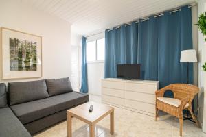 LivramentoLivramento Residence的带沙发和电视的客厅