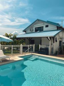 圣吕斯Villa Stone pour 8 personnes, piscine chauffée, accès PMR, 5 étoiles的房屋前有游泳池的房子