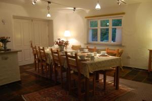 波弗特波弗特山林小屋住宿加早餐旅馆的厨房以及带桌椅的用餐室。