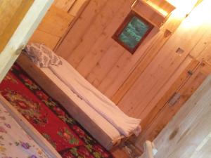 普拉夫Isov Ranch的小木屋内一间卧室的顶部景色