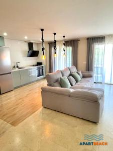 萨洛APARTBEACH SANCHO ABARCA CENTRICO y JUNTO PLAYA的带沙发的客厅和厨房