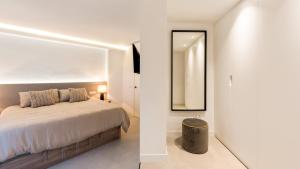 多列毛利诺斯Castillo San Carlos Luxury Apartments的一间卧室配有一张床和镜子