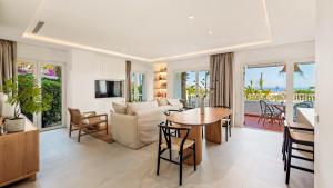 多列毛利诺斯Castillo San Carlos Luxury Apartments的客厅配有沙发和桌子