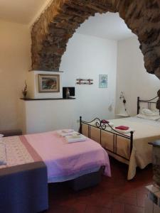 MontaleAppartamento Il Girasole的石墙客房的两张床