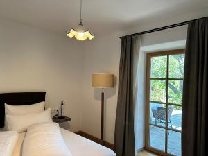 拉纳Landhaus Breitenberg的一间卧室设有一张床和一个窗口