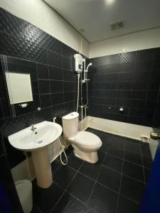 长滩岛Lighthouse View Boutique Hotel的浴室配有白色卫生间和盥洗盆。