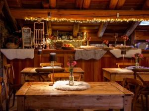 萨奥兹-杜尔克斯Chalet Faure的一间带桌椅的餐厅和一间酒吧