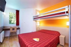 茹埃莱图尔南图尔 - 图尔若普瑞米尔经典酒店的一间卧室配有一张红色床罩的床