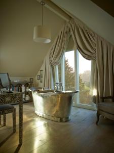 布罗德韦多米之家酒店 的窗户客房内的大浴缸