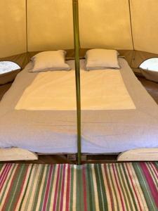 代因泽't Schaaphof Tent en Ontbijt的帐篷内的两张单人床