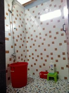 Krong KrachehTonle Mekong Homestay的带淋浴和红色垃圾桶的浴室