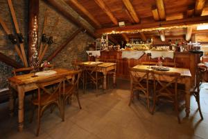 萨奥兹-杜尔克斯Chalet Faure的一间带木桌的用餐室和一间酒吧