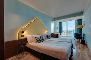 布德瓦Eurostars Queen of Montenegro的酒店客房设有一张床和一个大窗户