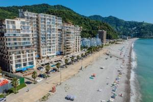 高尼奥Two Bedroom Apartment With Balcony In Gonio Beach的一片海滩上有许多酒店和人