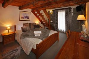 萨奥兹-杜尔克斯Chalet Faure的一间卧室,卧室内配有一张大床