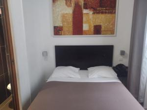 巴黎Hôtel Tingis的上方画的房间里一张床位