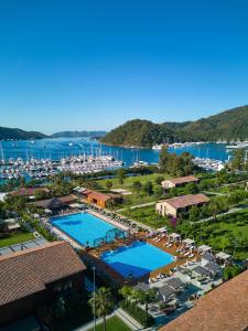 戈西克Rixos Premium Göcek - Adult Only的享有码头的空中景致,设有2个游泳池