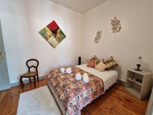 阿尔科巴萨Casa Mosteiro的一间卧室配有带枕头和椅子的床