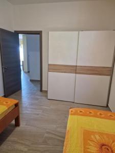科济诺Yellow Cube的客房设有带白色橱柜和床的卧室。