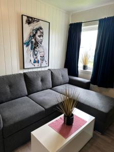 瓦尔德Vardø accommodation - white house的带沙发和咖啡桌的客厅
